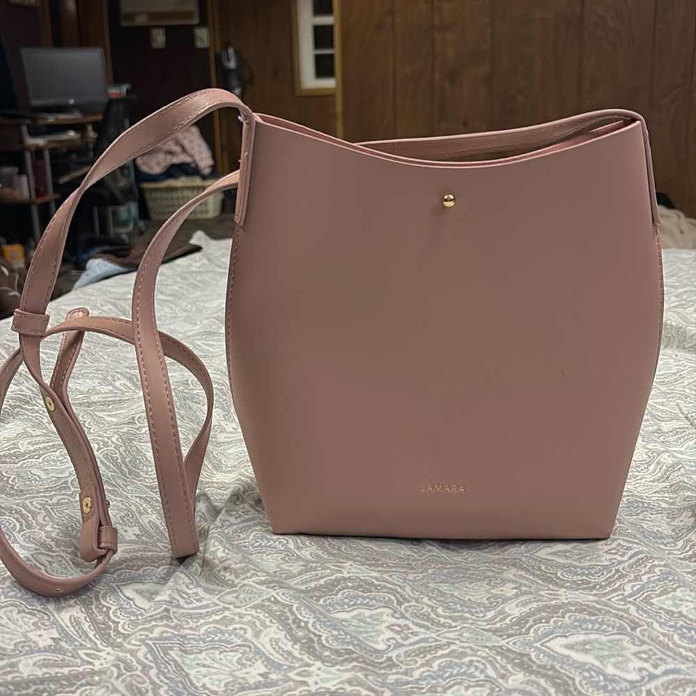 Brand new crossbody. Great color for the spring